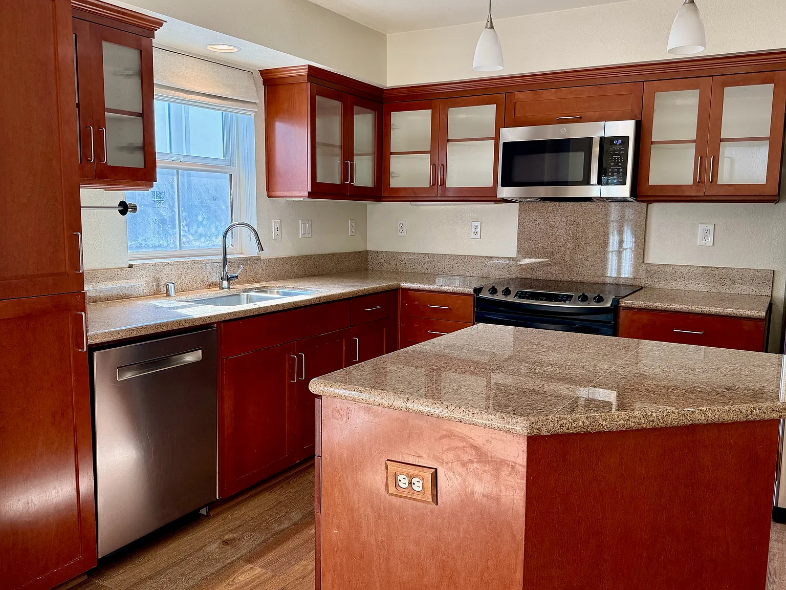 2 bed, 2.5 bath, 1375 sqft, $4,250 — Photo 4