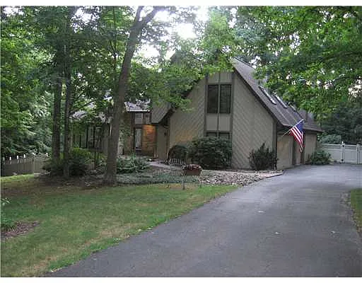 402 Jamesborough Dr photo 1