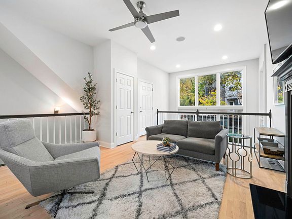 5th image of 2329 N Leavitt St #1
