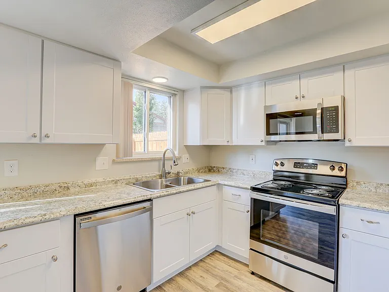 Applewood Crest Townhomes & Apartments — Photo 66