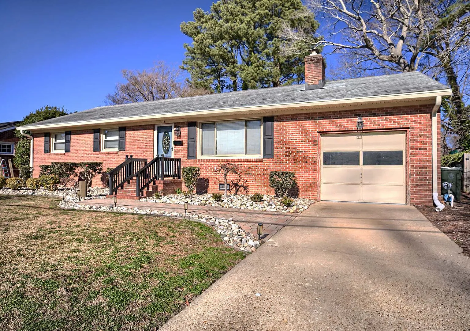 3 bed, 1.5 bath, 1215 sqft, $2,200 — Photo 4