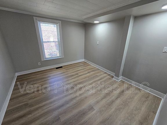 5th image of 132 Bay St APT 1