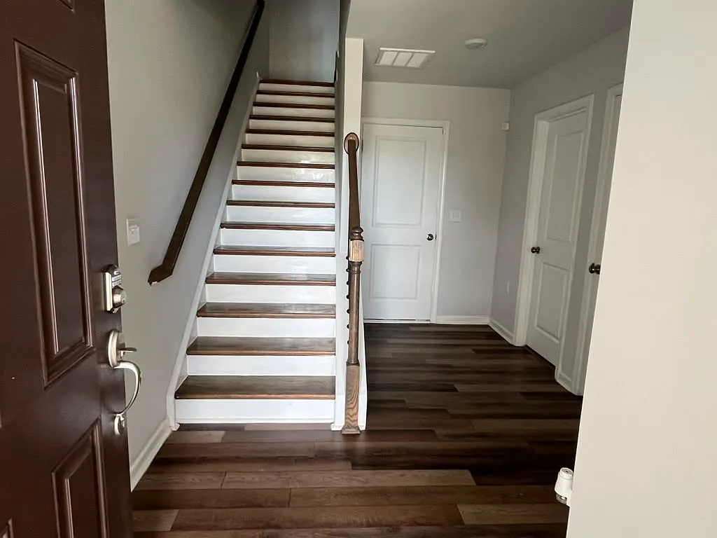 3 bed, 1750 sqft, $1,925 — Photo 2