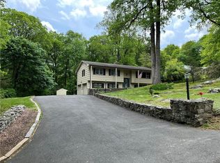 21 Bradley Ln, Sandy Hook, CT 06482
