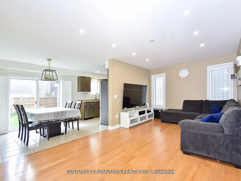 386 Thompson St — Photo 8