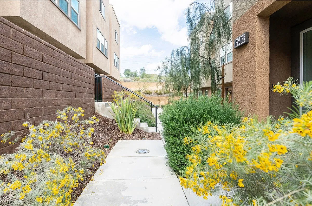 1 bed, 1.0 bath, 300 sqft, $1,500 — Photo 1