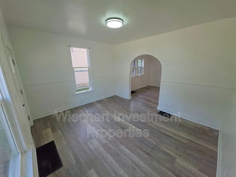 2 bed, 1.0 bath, $1,095 — Photo 3