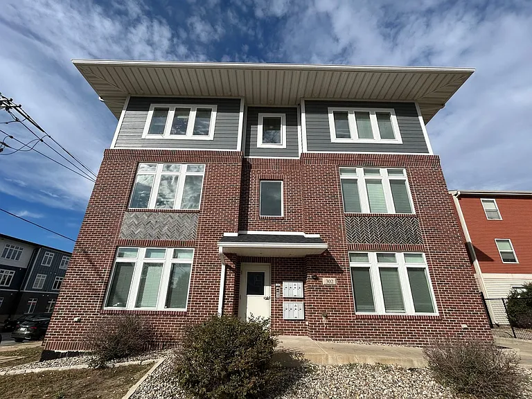302 E Clark St — Photo 3