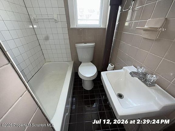 4th image of 1427 N Main Ave