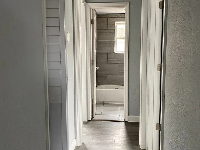427 S Grand Ave W — Photo 6
