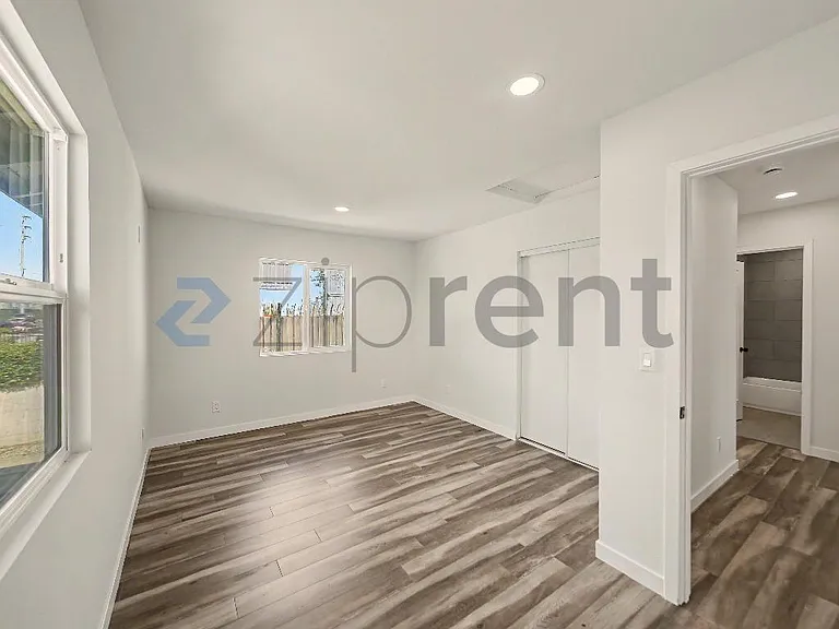 700 E 50th St — Photo 10