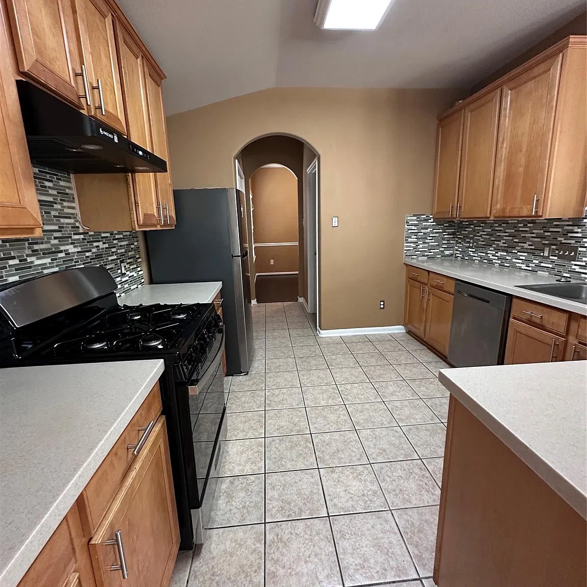 3 bed, 2.0 bath, 1864 sqft, $2,300 — Photo 2