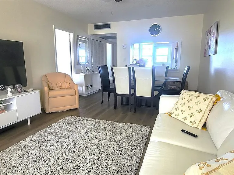 2200 Park Ln #302 — Photo 5
