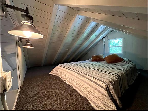 Bonus loft bedroom with queen bed