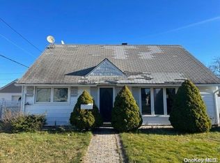 95 Barbara Ln, Levittown, NY 11756