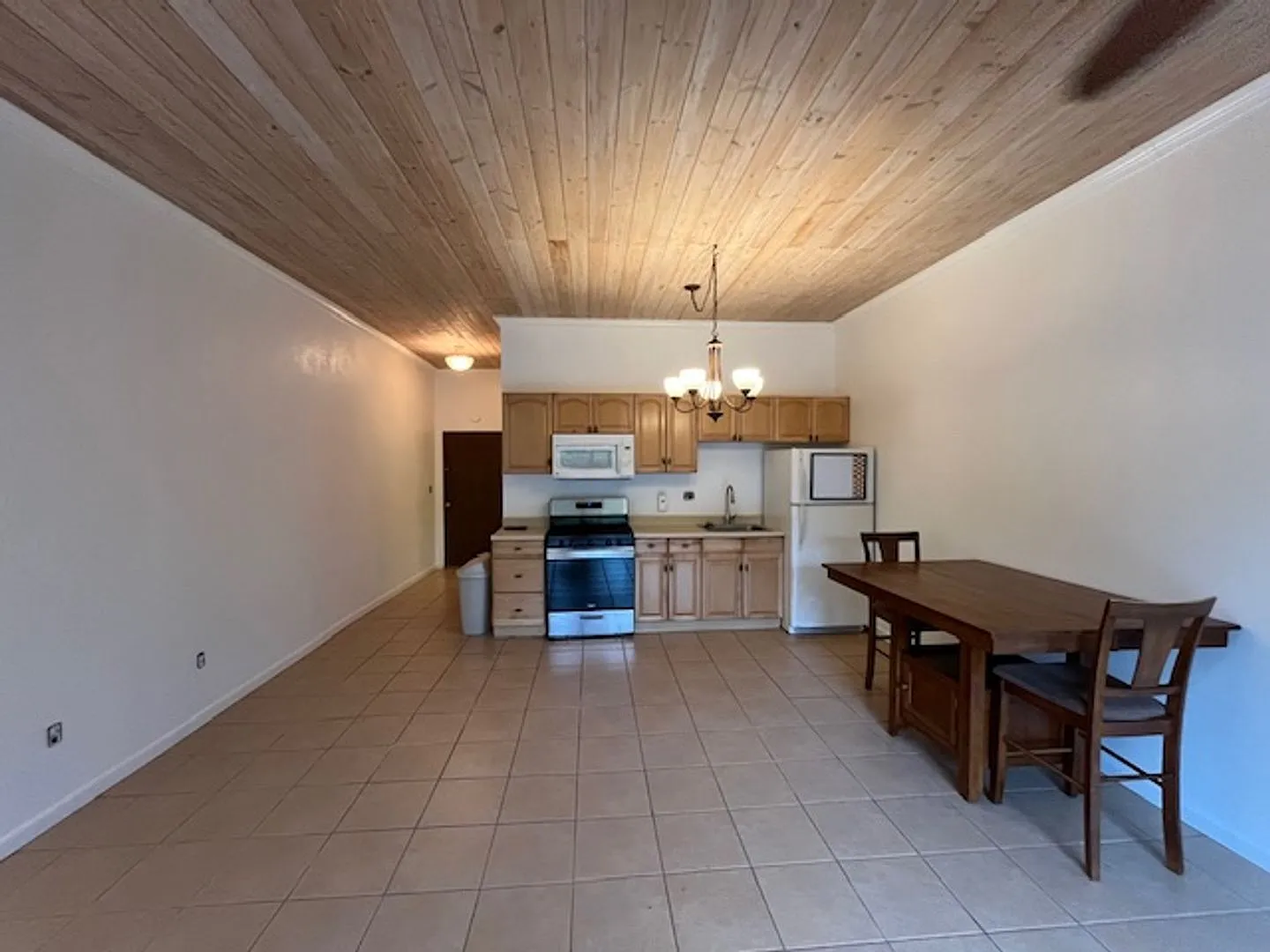 Orchid Manor Studio - Lease Pending — Photo 2