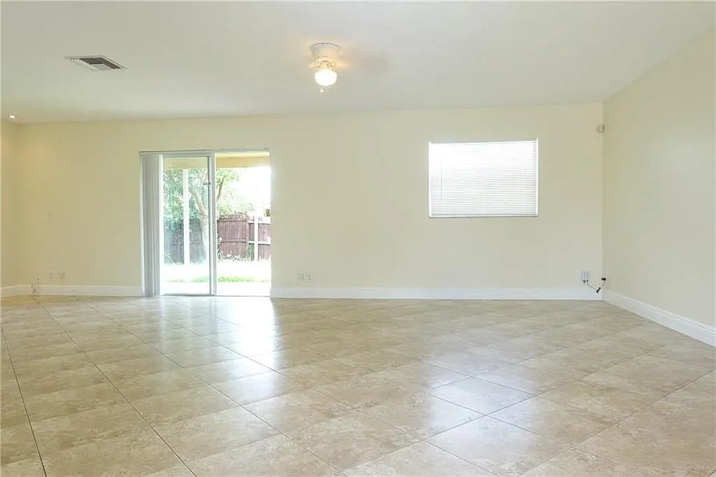 3 bed, 2.0 bath, 1714 sqft, $3,000 — Photo 3