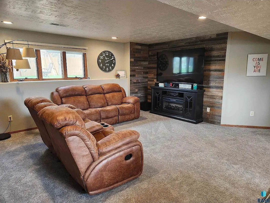 1 bed, 2000 sqft, $1,100 — Photo 2