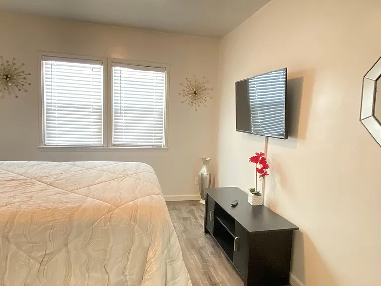 5547 Hazeltine Ave #0 — Photo 11