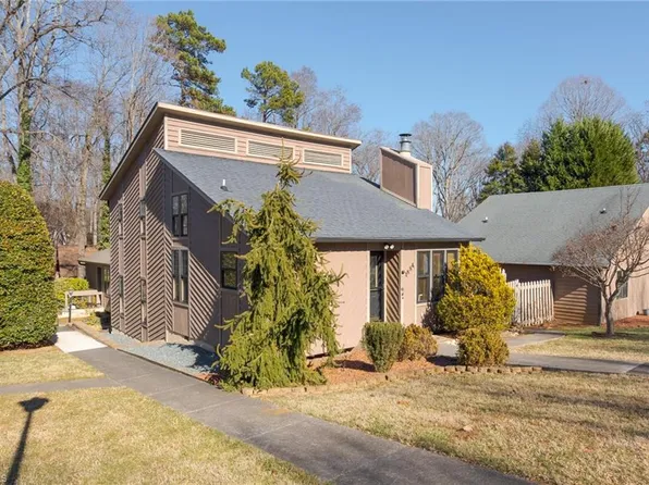 1884 Stonewood Dr, Winston Salem, NC 27103