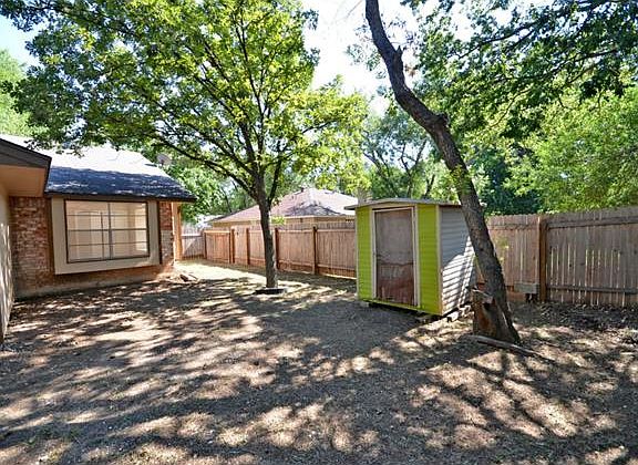 4th image of 1008 Rolling Green Dr