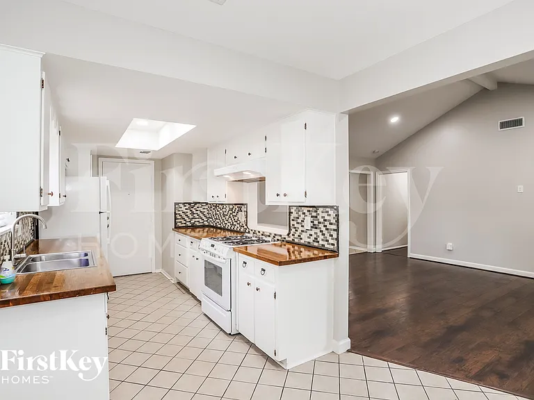 13914 Duncannon Dr — Photo 6
