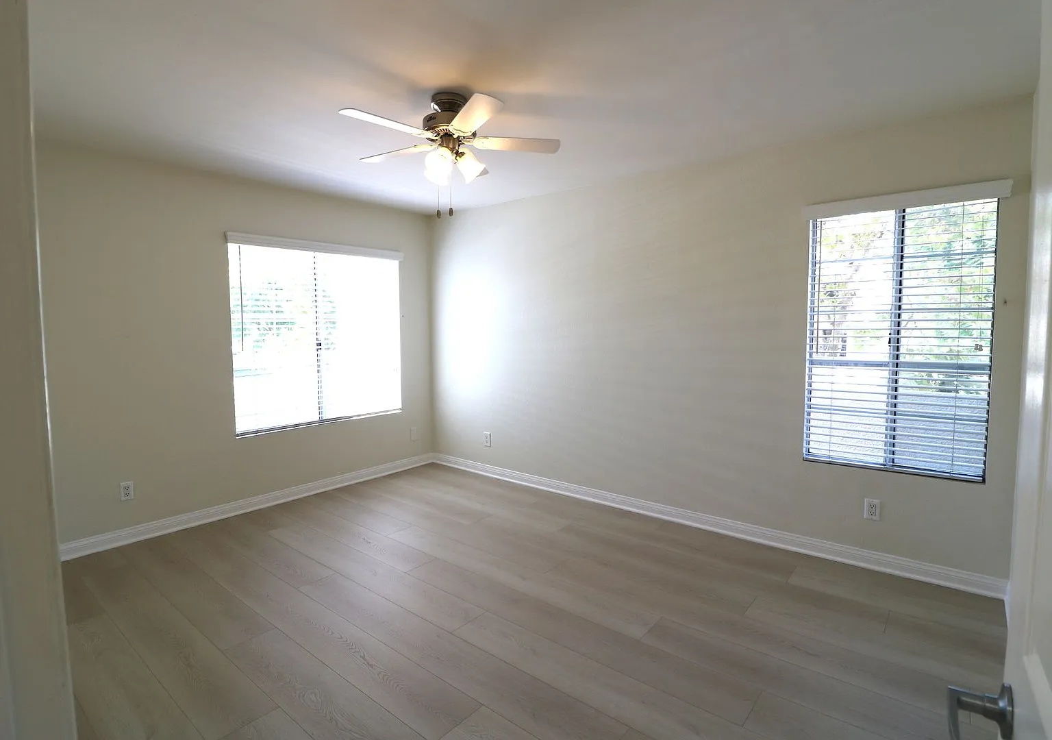 5545 Canoga Ave — Photo 4