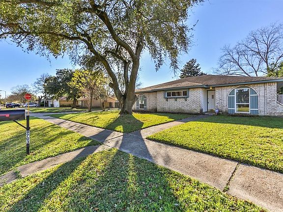 2nd image of 9703 Crooked Wood Ln