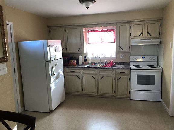 5th image of 19600 Lonnie Ln