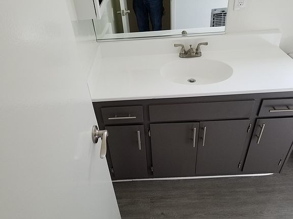 4th image of 11230 Moorpark St #118