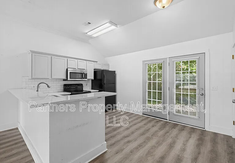 1174 W Hendrix St — Photo 8