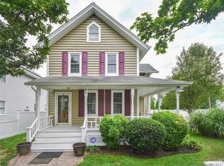 63 Grove St, Glenwood Landing, NY