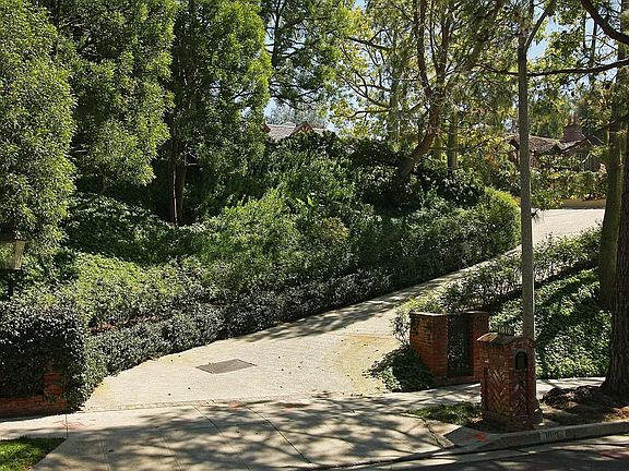2nd image of 1016 Woodland Dr