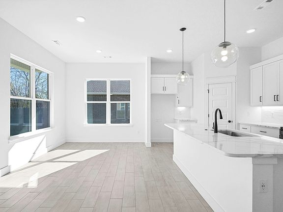 5th image of 330 E Greystone Sq