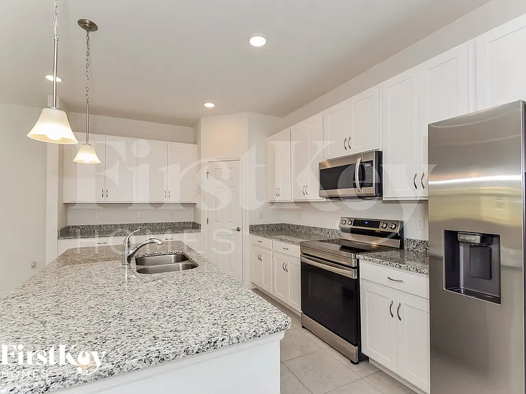 327 Corbel Ln — Photo 6