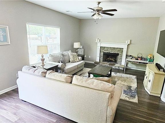 3rd image of 22 Oakbrook Dr SW