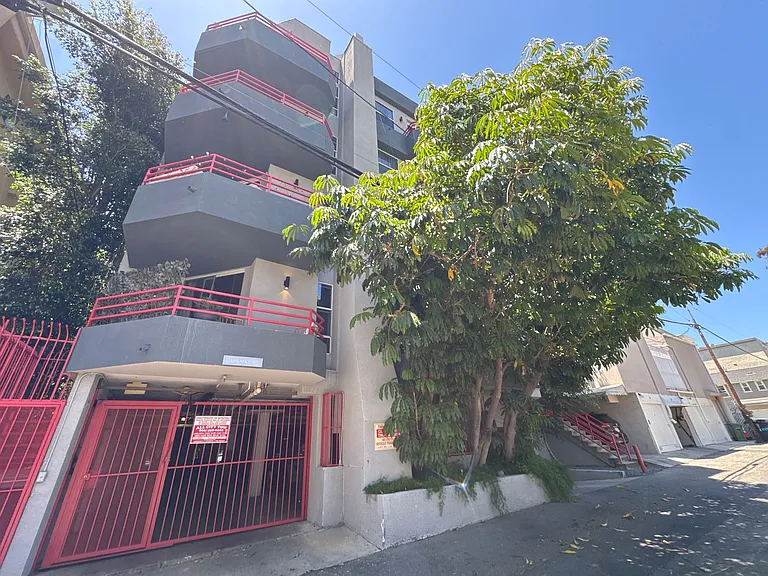 8915 Burton Way — Photo 29