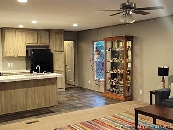 4th image of 2076 N Beverly Dr