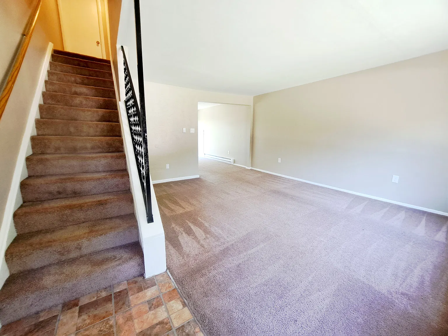 3 bed, 900 sqft, $1,090 — Photo 3