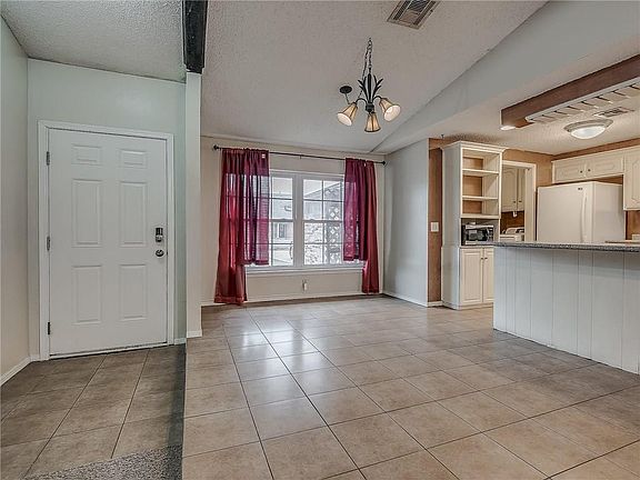 3rd image of 212 S Silver Leaf Dr