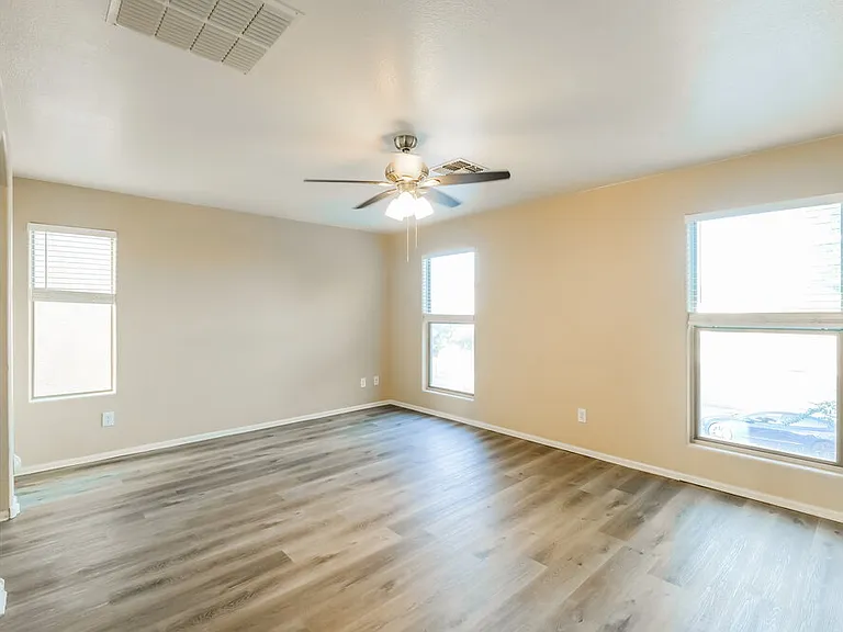 7816 S 48th Dr — Photo 11