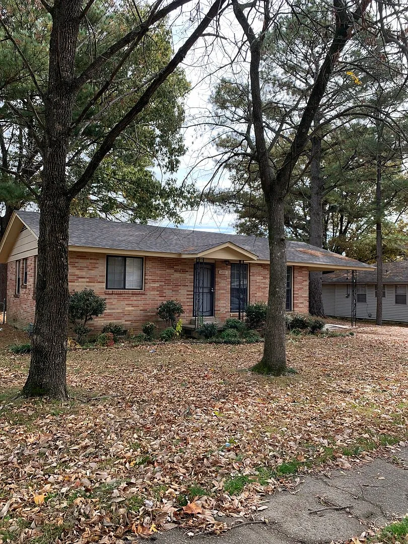 2bed/1.5 bath Home with Fenced Yard — Photo 2