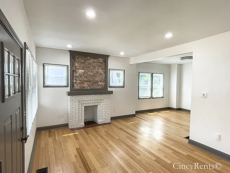 3335 Hewitt Crescent St — Photo 2