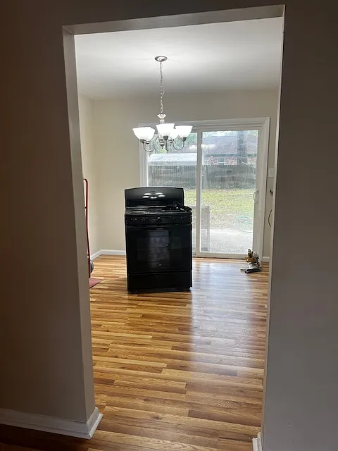 3 bed, 1.5 bath, 1200 sqft, $2,100 — Photo 4