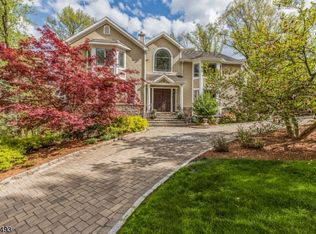 2 Driftway St, Roseland, NJ 07068