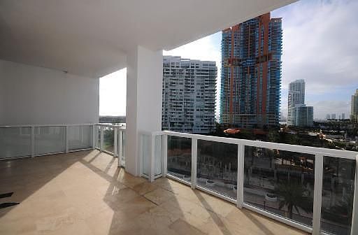 3rd image of 50 S Point Dr APT 905