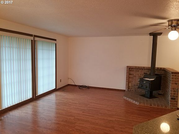 3rd image of 536 NE Joanne Cir