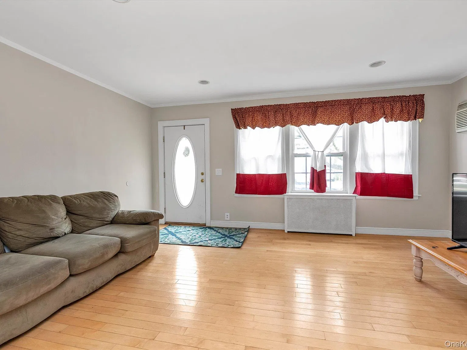 3 bed, 1.0 bath, 1000 sqft, $4,000 — Photo 2