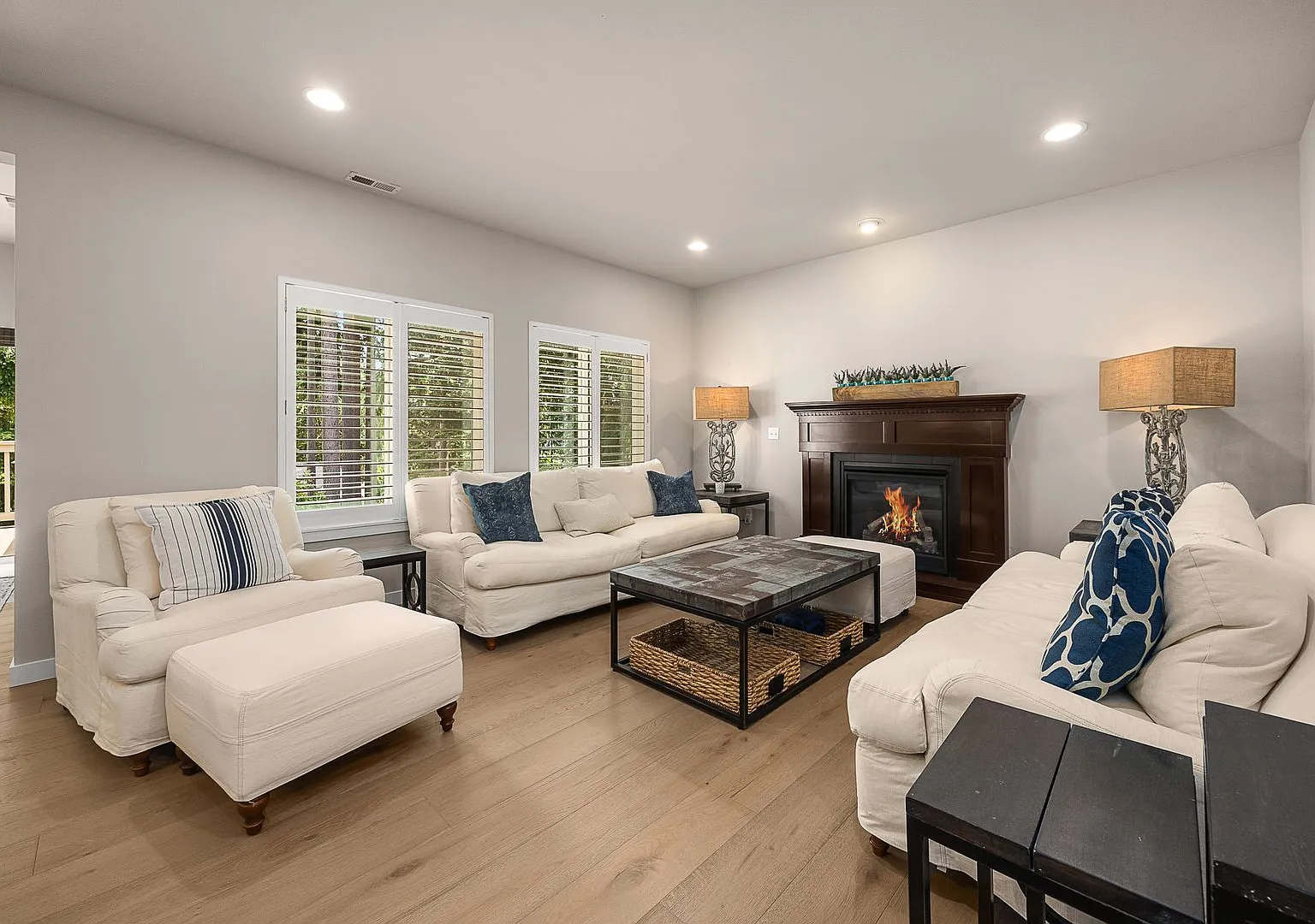 Stunning 4 Bedroom 2.5 Bathroom Home in Quiet Area of Lynnwood! — Photo 2