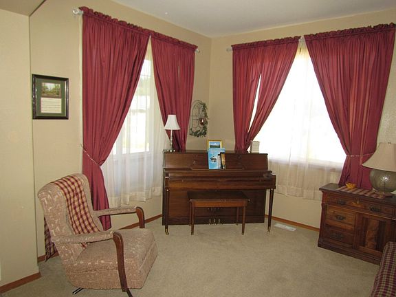 3rd image of 650 Kaitlyn St W